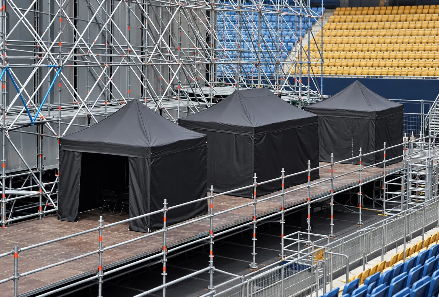 Tres carpas negras como camerinos en un estadio
